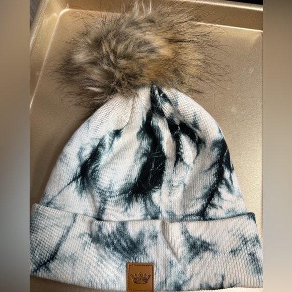 Women’s Tie Dye Winter Beanie with faux Fur Pom on top - Picture 1 of 1